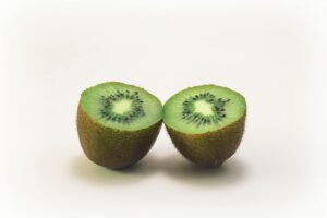 Sliced Kiwi - vitamin deficiencies SIBO